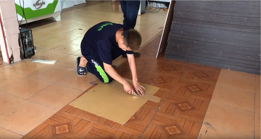 cắt tấm mica bằng dao rọc giấy